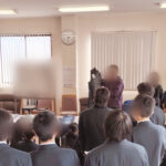 鴨方高校の生徒さんがジーンズについて説明をうける