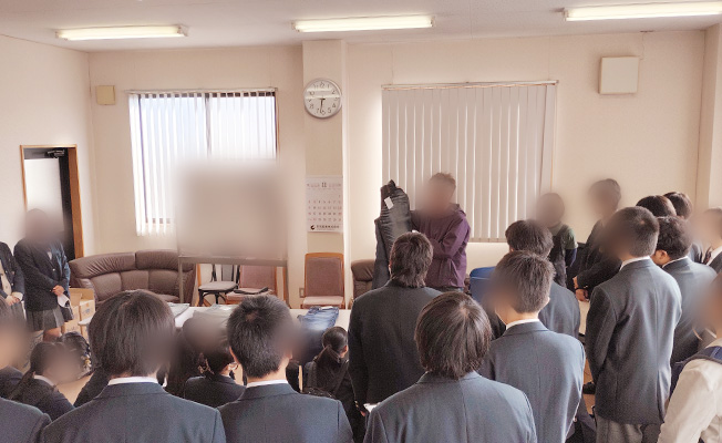 鴨方高校の生徒さんがジーンズについて説明をうける